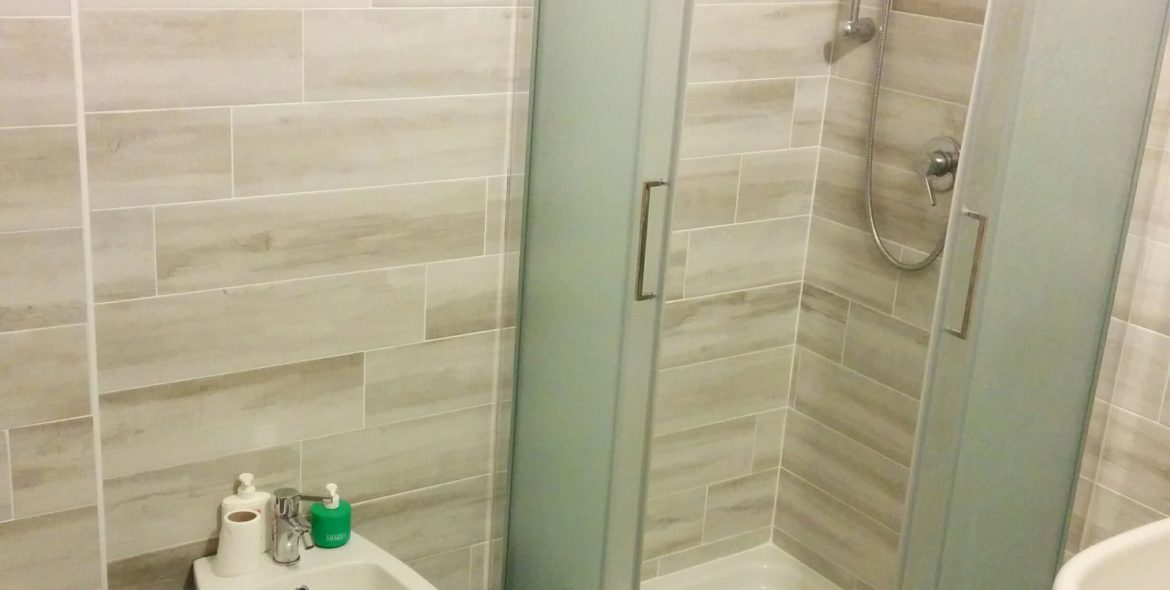 Bagno con bidet, doccia e lavandino appartamento Nebbiolo