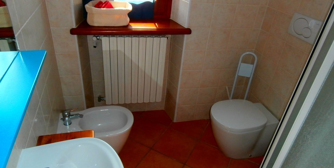 Bagno con lavabo, bidet, doccia e water