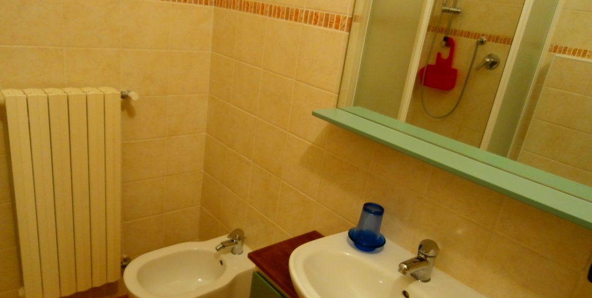Bagno con bidet, lavandino e doccia